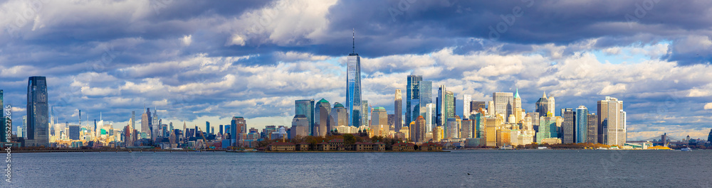 Obraz premium Lower Manhattan skyline across New York Harbor with Freedom Tower, NYC