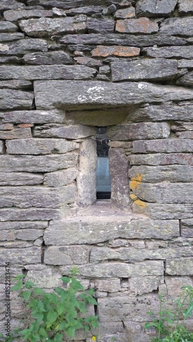 Ouverture ancienne dans un mur en pierre