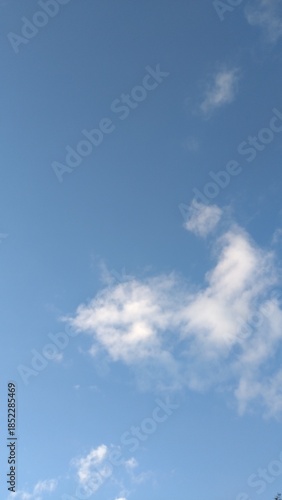 Ciel bleu avec nuages légers et atmosphère paisible