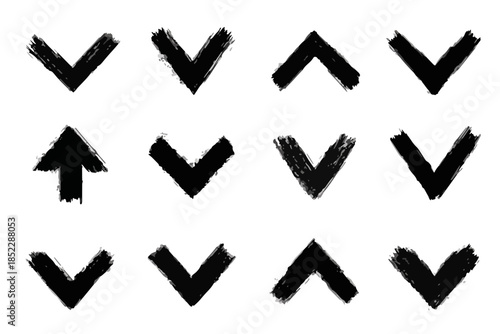 Zestaw ręcznie rysowanych czarnych strzałek i symboli V na przezroczystym tle, idealny do interfejsów.