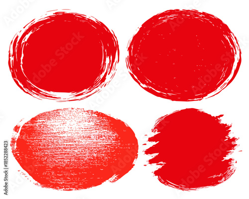 Zestaw czterech czerwonych, ręcznie malowanych okrągłych plam tuszu lub pieczątek na białym tle.