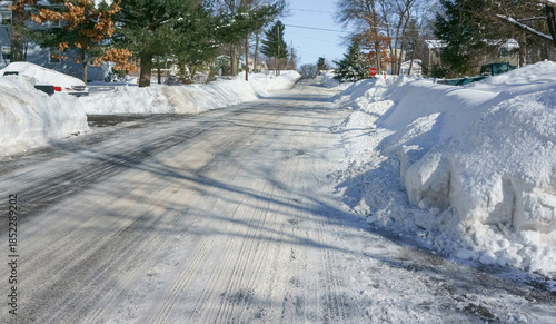Foto residential street with snow plowed in winter