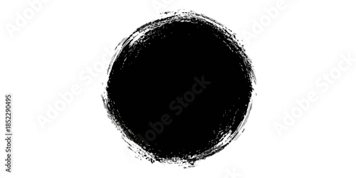 Czarny, pociągnięty pędzlem okrąg z chropowatymi krawędziami na przezroczystym tle, idealny do projektowania.