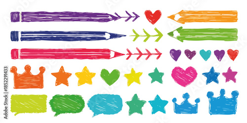 Kolorowe ręcznie rysowane elementy graficzne: kredki, serca, gwiazdy, korony i dymki na białym tle.