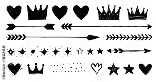 Set di elementi grafici disegnati a mano, corone, cuori e frecce nere su sfondo trasparente.