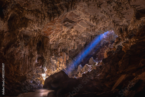 feixe de luz em caverna na cidade de São Domingos, Estado de Goiás, região de Terra Ronca, Brasil