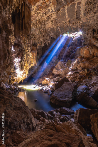 feixe de luz em caverna na cidade de São Domingos, Estado de Goiás, região de Terra Ronca, Brasil