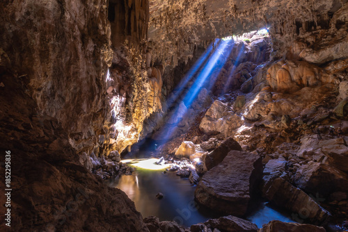 feixe de luz em caverna na cidade de São Domingos, Estado de Goiás, região de Terra Ronca, Brasil