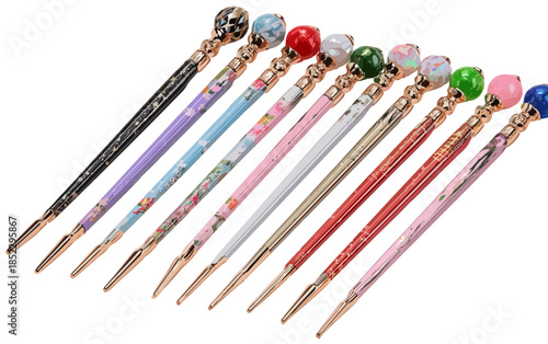 Collezione di eleganti forcine per capelli in stile orientale con pomelli decorati e sfondo trasparente.