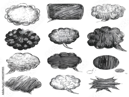 様々な形状の吹き出しアイコン、手書き風の線画イラスト、透明な背景に描かれたコミュニケーションのシンボル。