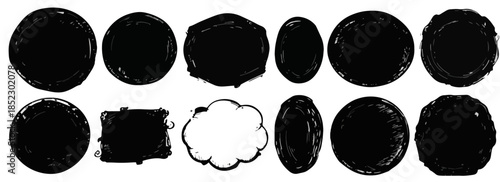 Colección de sellos, manchas y burbujas de diálogo dibujadas a mano con fondo transparente.