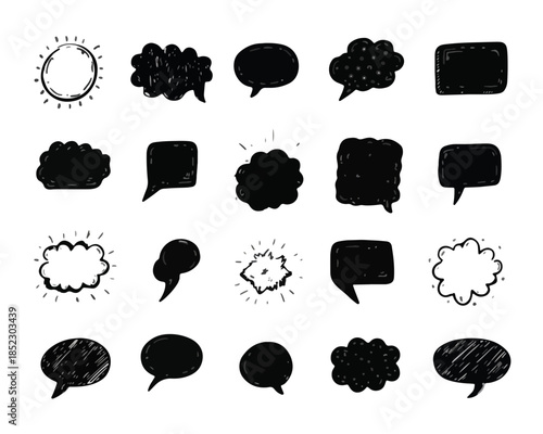 Conjunto de bocadillos de diálogo dibujados a mano en blanco y negro con textura de garabato y fondo transparente.