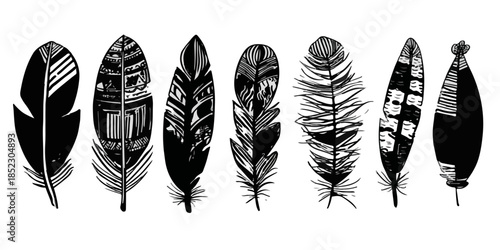 Colección de plumas tribales dibujadas a mano con texturas y patrones en blanco y negro.