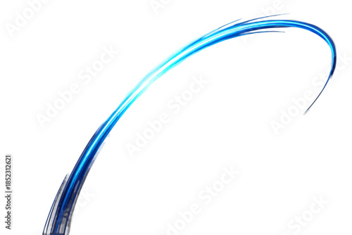 Blauer Lichtschweif als dynamische, gekrümmte Spur vor weißem Hintergrund, isoliert und transparent.