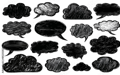 Sammlung von handgezeichneten schwarzen Sprechblasen und Gedankenwolken mit transparentem Hintergrund für Design.