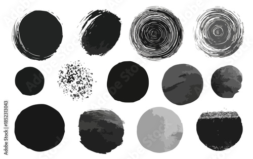 Set schwarzer, transparenter Pinselstriche und Kreise in verschiedenen Texturen und Graustufen für Designprojekte.