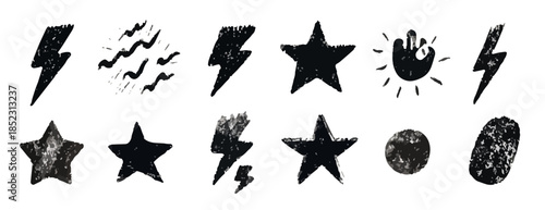 Sammlung von handgezeichneten, grunge-stilisierten schwarzen Blitzen, Sternen und abstrakten Formen auf transparentem Hintergrund.
