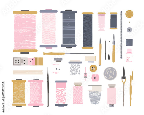 Sammlung von Nähzubehör und Werkzeugen mit Garnspulen und kleinen Hilfsmitteln auf weißem Hintergrund.
