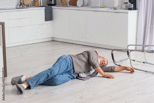 Unconscious senior man lyin...