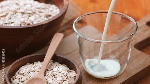 グラスに注がれるオーツミルクとオーツ麦素材