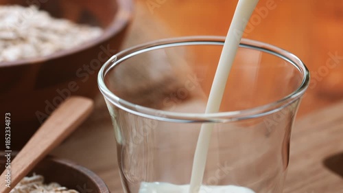 グラスに注がれるオーツミルクとオーツ麦素材