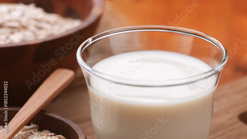 オーツ麦から作られた植物性ミルクのナチュラル食材