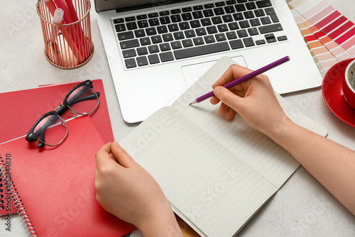 Female graphic designer dra...