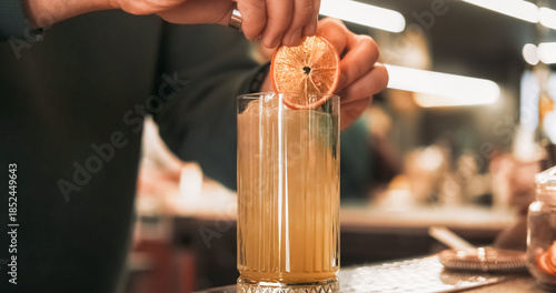Fotografie Garnishing beverage
