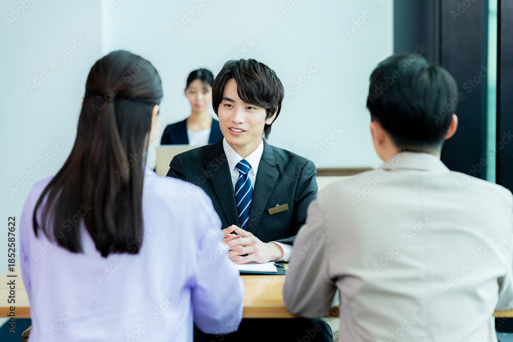 Obraz premium 打ち合わせするプランナー