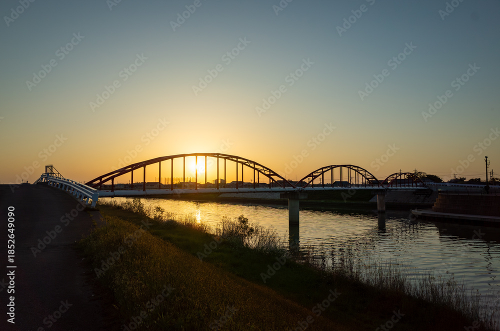 Fototapeta premium 綺麗な夕焼けの川の風景