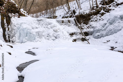 北海道平取町、真冬のマカウシの滝【2月】