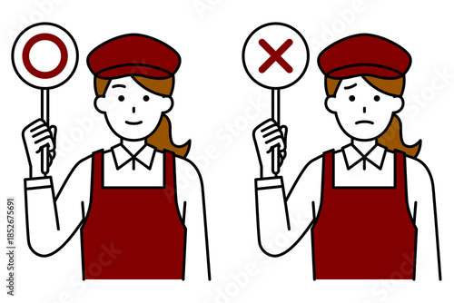 ○×マークを掲げるカフェの女性店員