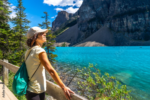 Φωτογραφία Tourist enjoying moraine lake in banff national park, canadian rockies