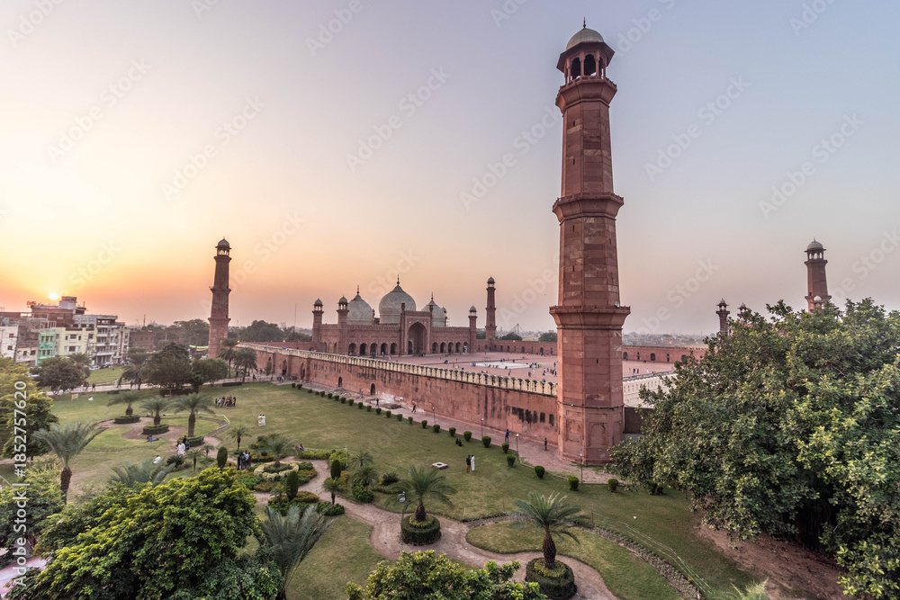 Obraz premium Badshahi Mosque in Lahore in the evening, Pakistan