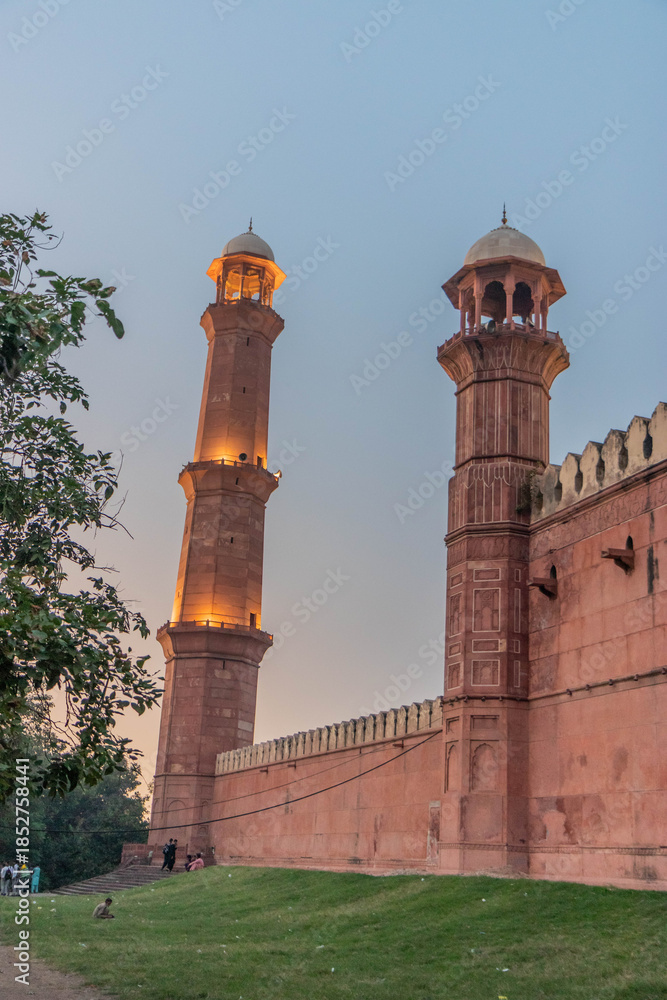 Fototapeta premium Evening view of Badshahi Mosque in Lahore, Pakistan