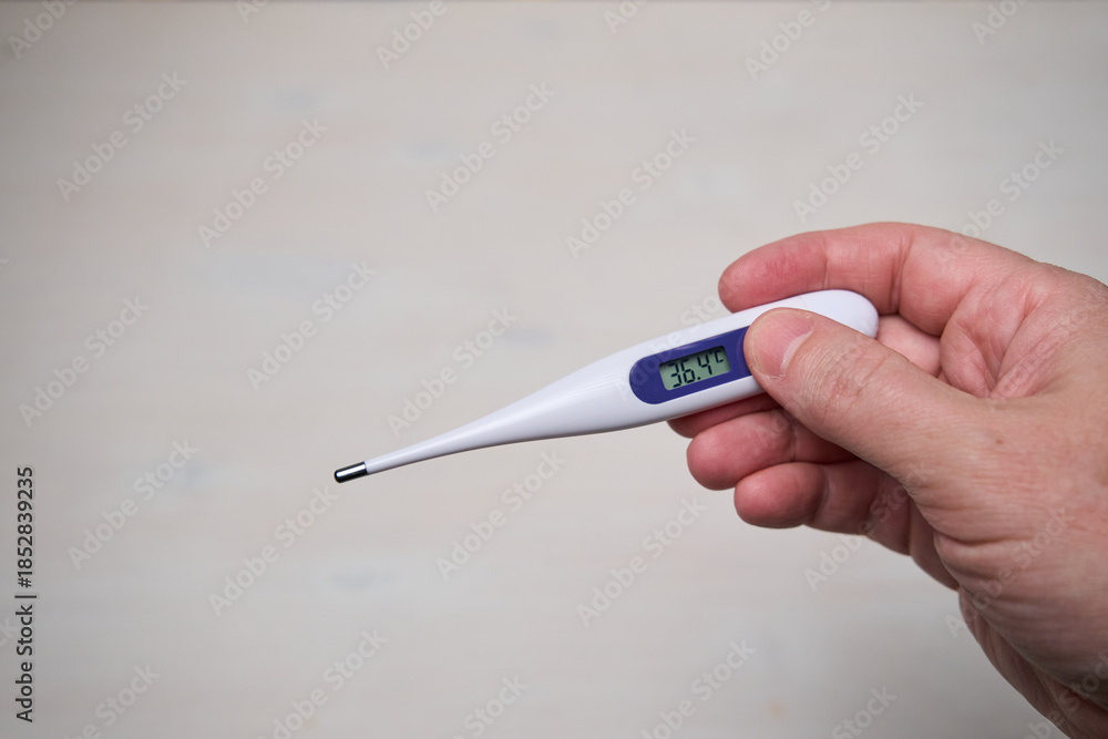 Obraz premium hand holding thermometer