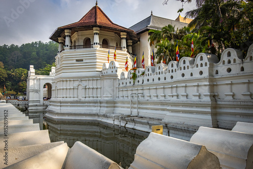 Fotografía buddha temple, temple of the tooth, sri dalada maligawa, kandy, sri lanka, ceylo