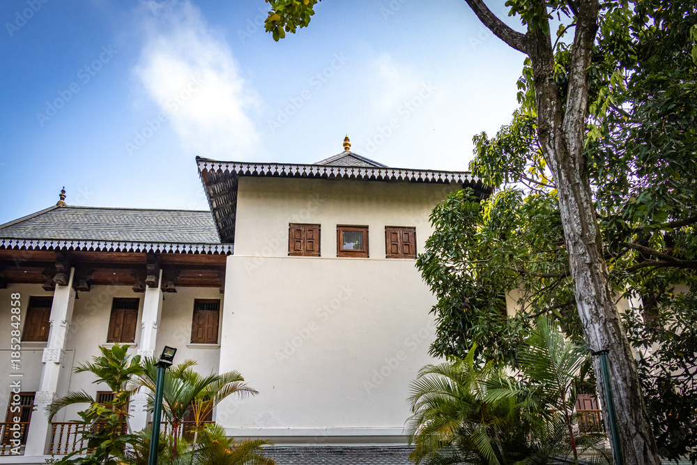 Fototapeta premium buddha temple, temple of the tooth, sri dalada maligawa, kandy, sri lanka, ceylon