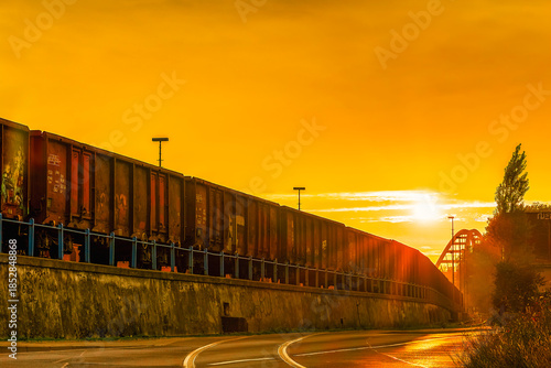 Düsseldorfer Güterzug im Sonnenuntergang