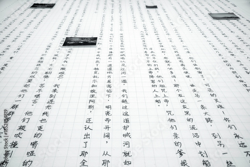 Kunstinstallation mit Schriftzeichen