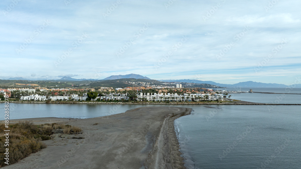 Obraz premium Playa del Estuario del río Guadiaro en Sotogrande, Andalucía