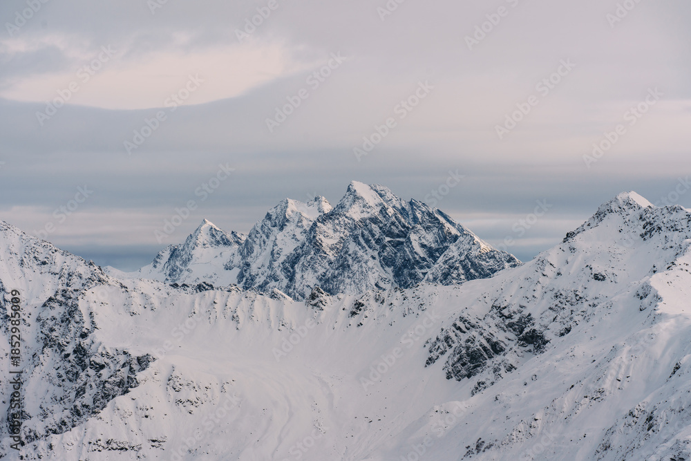 Obraz premium Snow covered peaks in a winter mountain range landscape in Davos