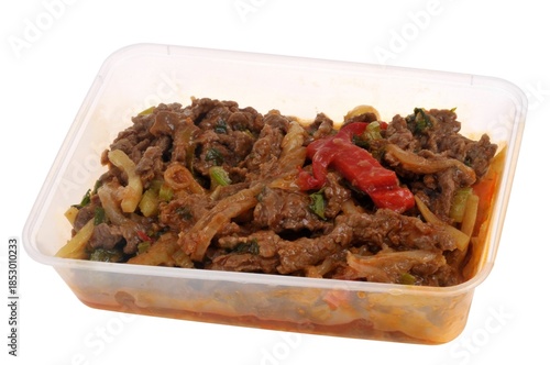Barquette en plastique de viande de bœuf aux légumes en gros plan isolée sur fond blanc
