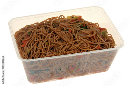 Barquette en plastique de nouilles sautées en gros plan isolée sur fond blanc