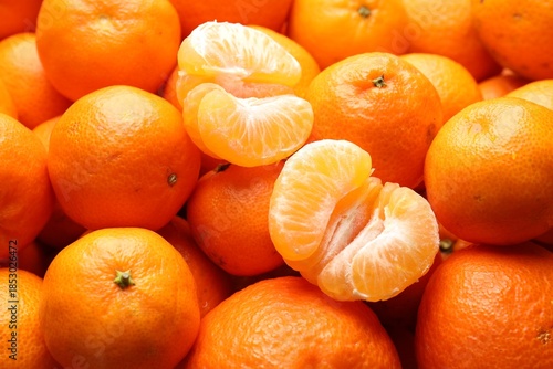 Tableau sur toile Many whole and peeled tangerines as background, closeup