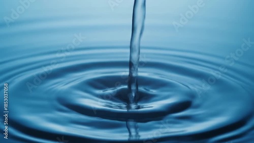 Clear Water Pouring with Soft Ripples in 4K – Pure, Clean and Minimal Cinematic Motion/澄んだ水が注がれ広がる柔らかな波紋、4K高解像度のクリーンでミニマルな映像
