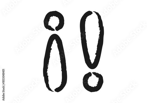 Signos de exclamación dibujados a mano con trazos de pincel negro sobre fondo blanco