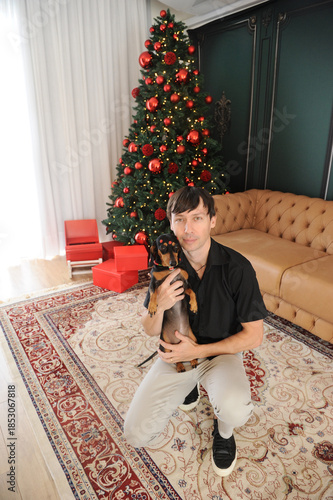 homem com cachorro fofo no natal 