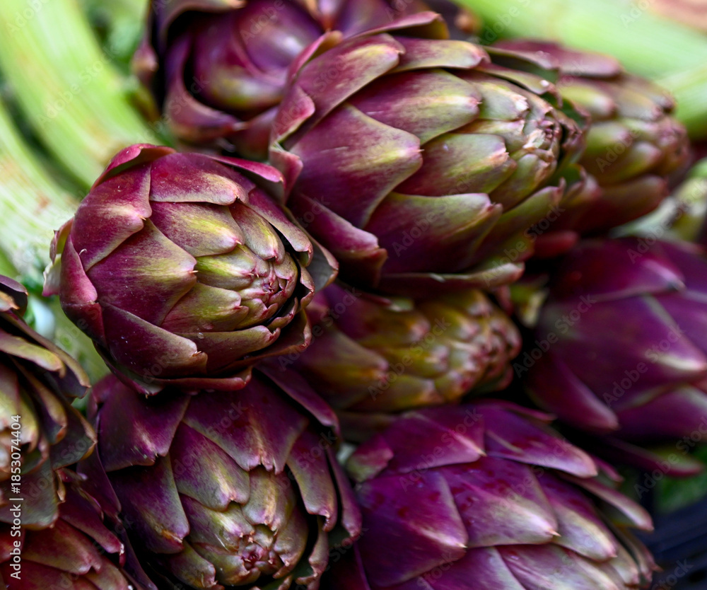 Obraz premium An arrangement of beautiful eggplants at a market.