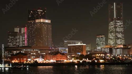 大桟橋から眺めるみなとみらいの夜景（横浜）